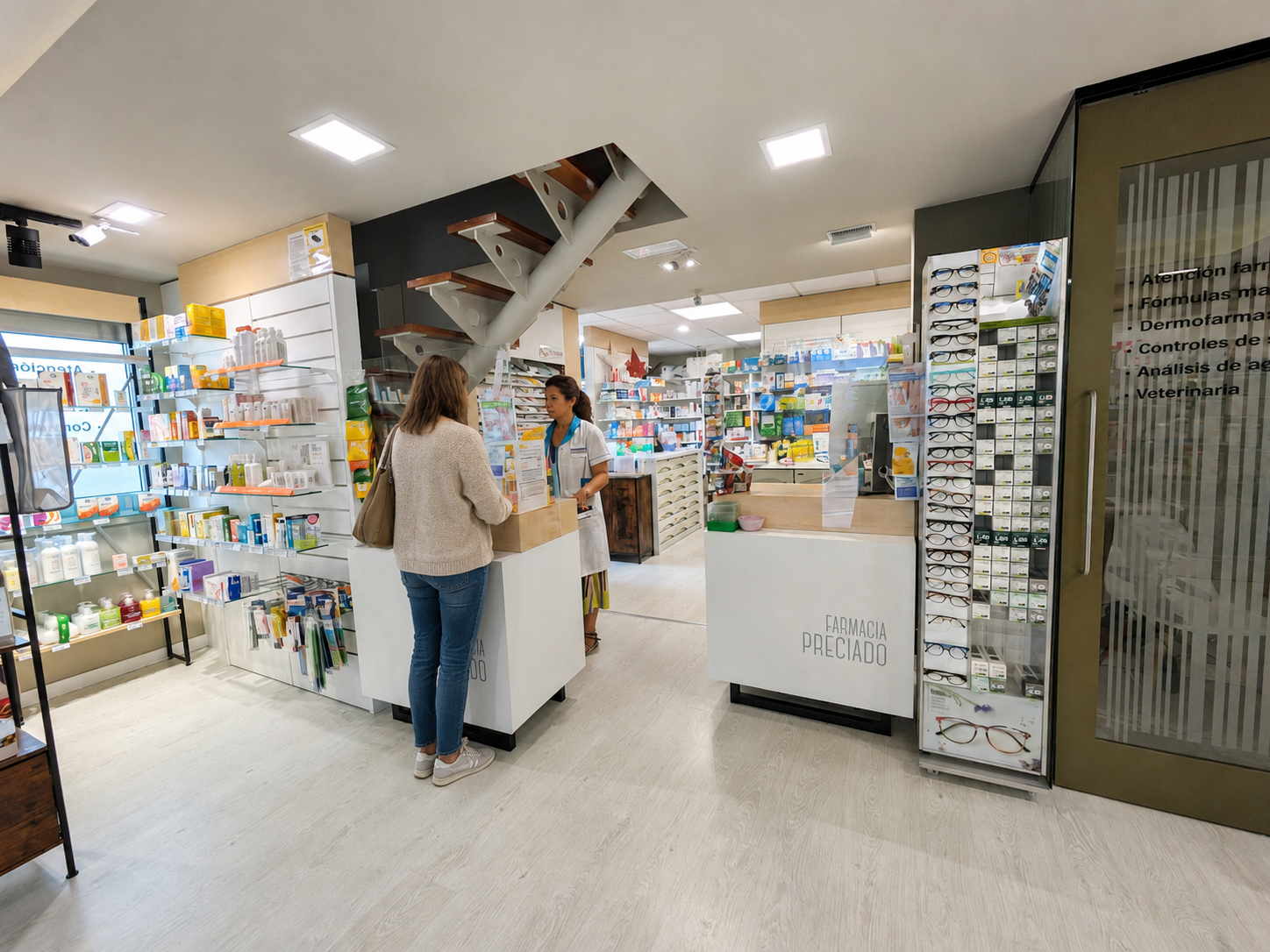 Interior y atención en Farmacia Preciado